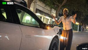 Waymo Stops in the Middle of the Road as Passenger Pleads: “Waymo, Please Move!”